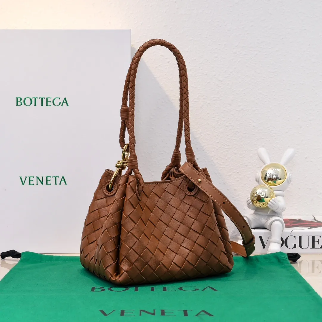 Batch 1760 BV home is new! Andiamo combines Bottega Veneta archives parachute handbags to inherit retro elements and integrate modern trends. The same style as Shu Qi's Beijing Night. It is a continuation of the classic bag. It has three functions: hand carry, shoulder and cross-body. It is embellished with metal brass knot buckles. The capacity of the small one is amazing. It can easily hold sunglasses in a box/small bottle of water/powder powder/charger and other daily necessities when going out. The upper body is versatile. Style number: 6569 Size: 21*17*16.5cm